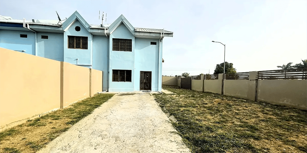 front view image of the house and yard space