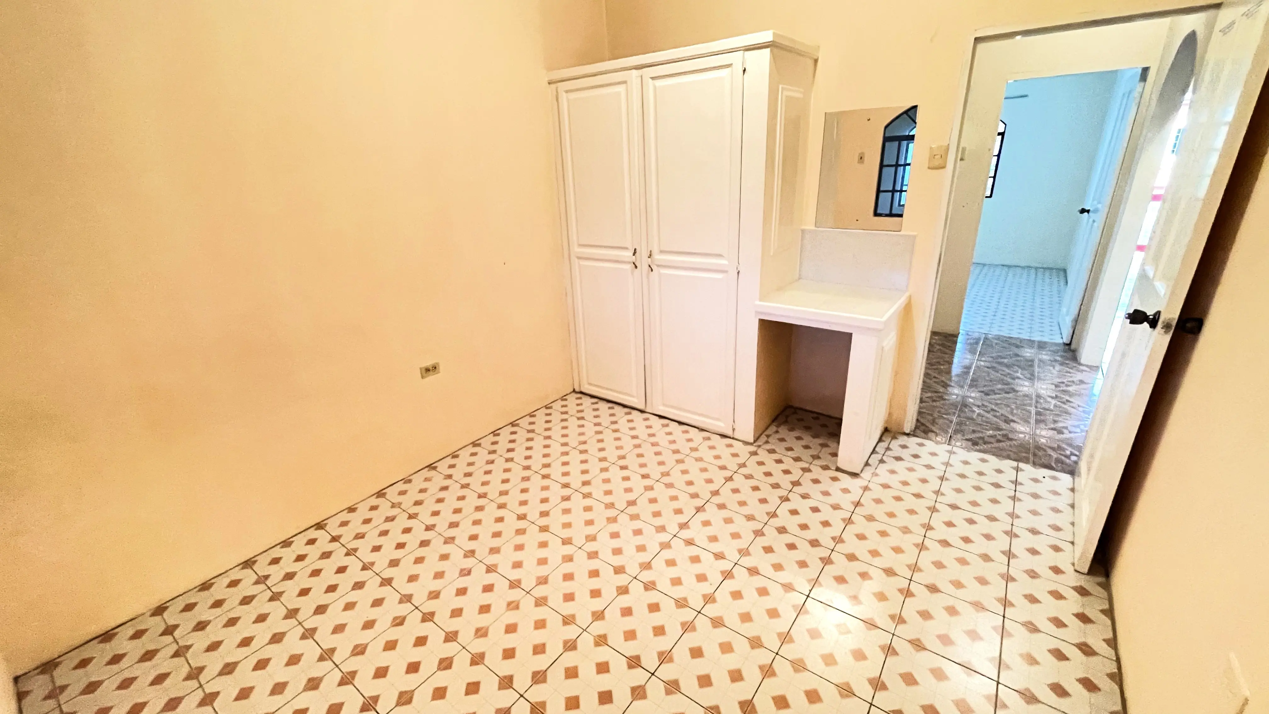 Centenary Street Extension Upstairs Apartment 15