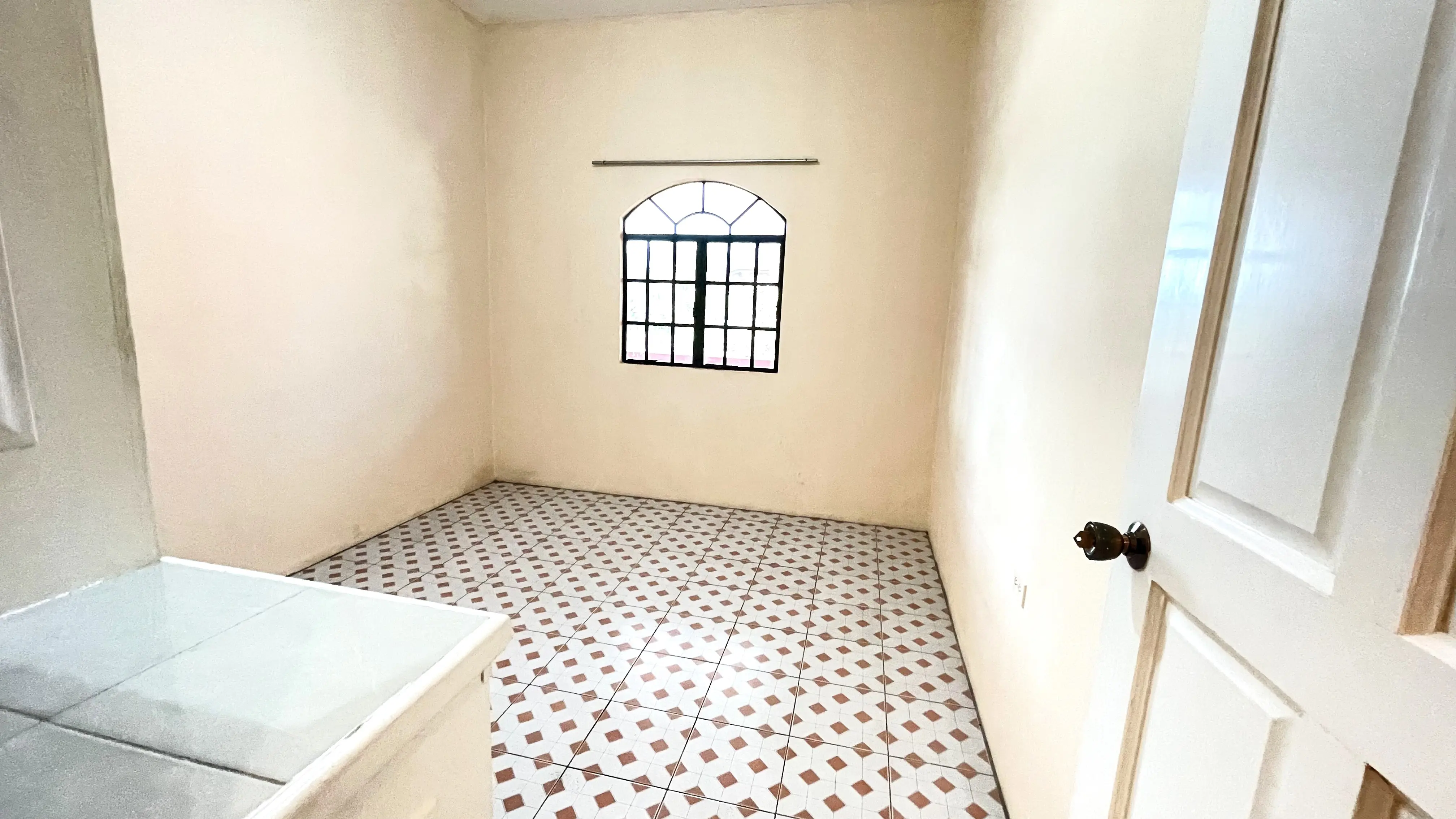 Centenary Street Extension Upstairs Apartment 8