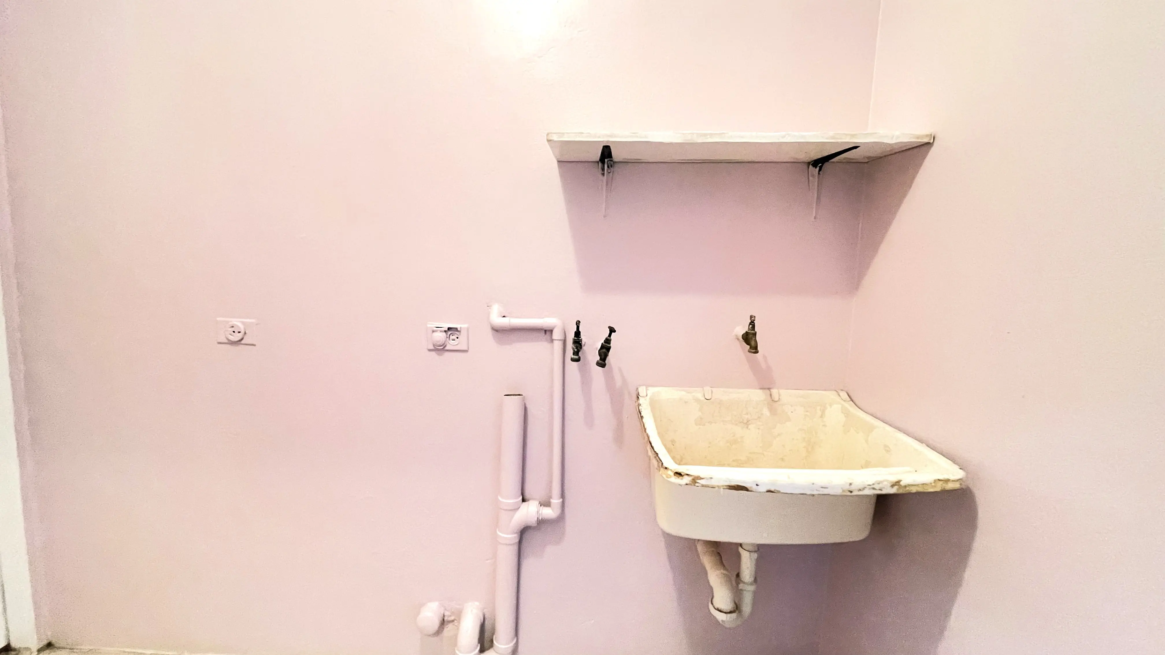 dabadie-1-bedroom-apartment-laundry-area