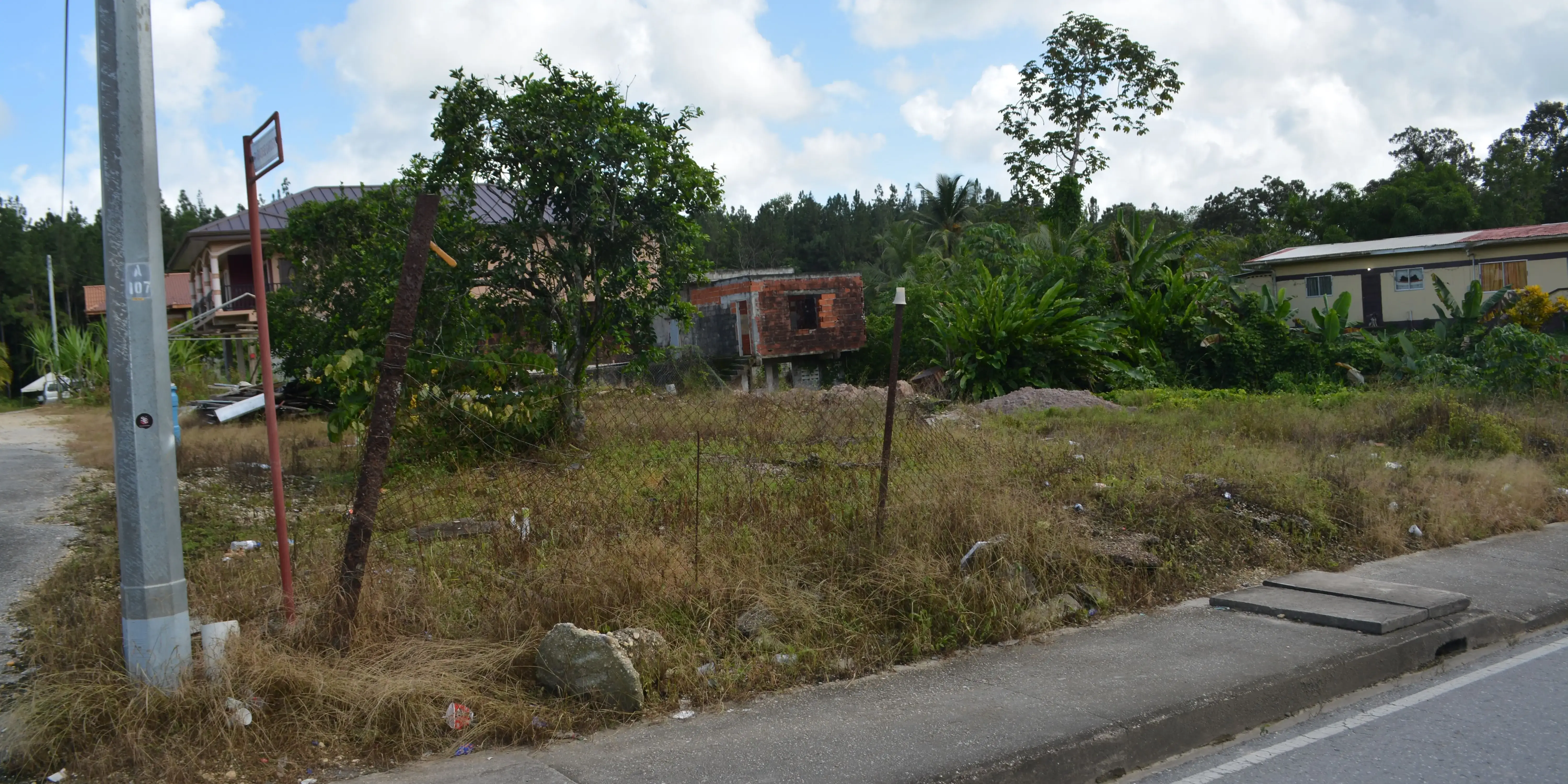road view image showing cumuto land on the main road