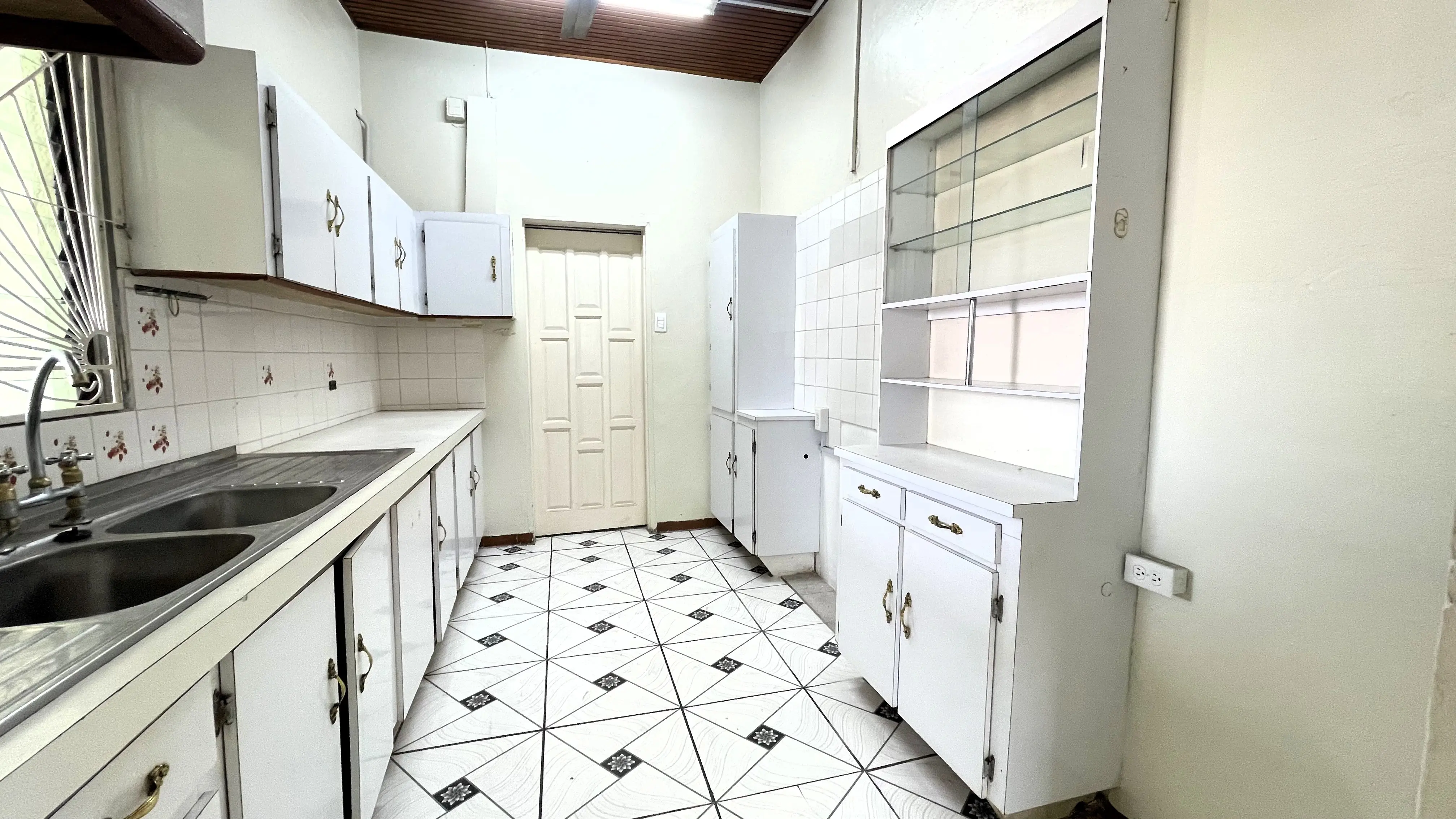 La Florissante DAbadie 3 Bedroom Apartment for rent Kitchen entrance