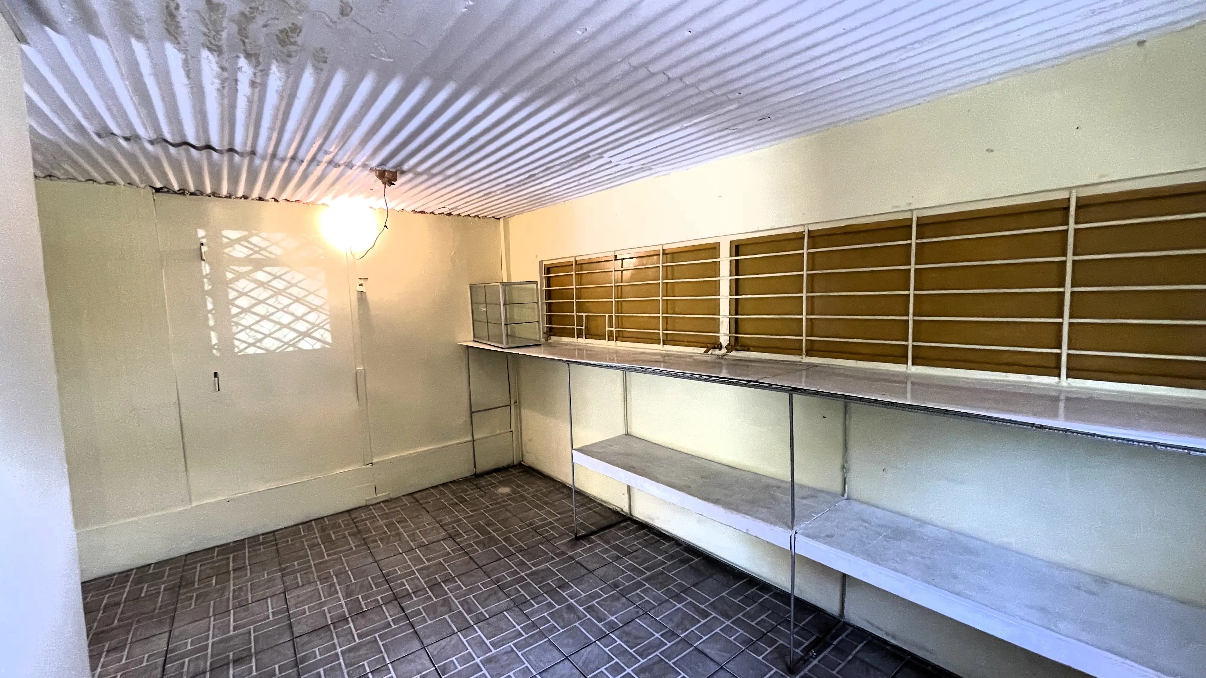 la-resource-commercial-unit-inside-front-angle