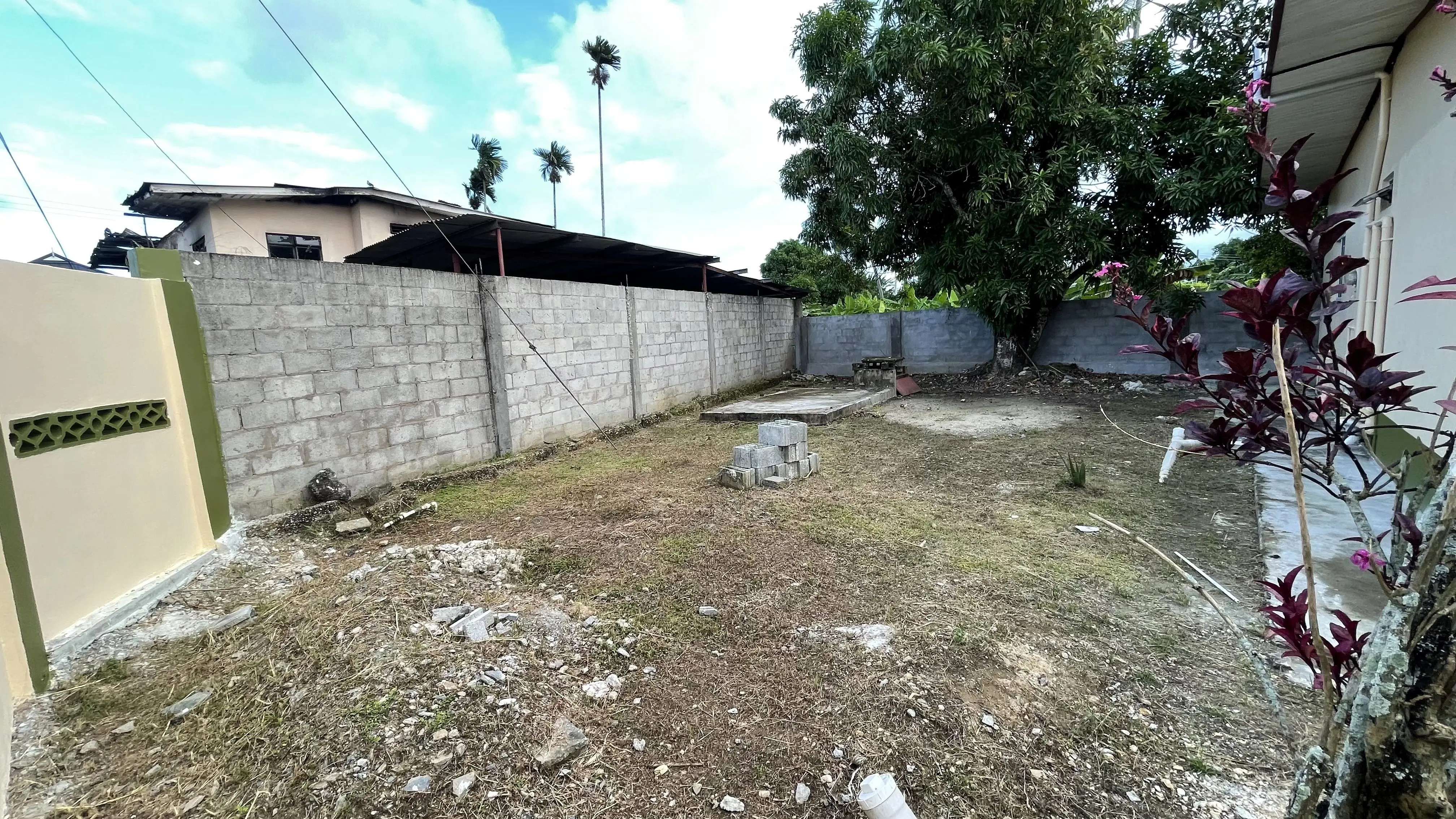 3-bedroom-home-mausica-dabadie-front-yard