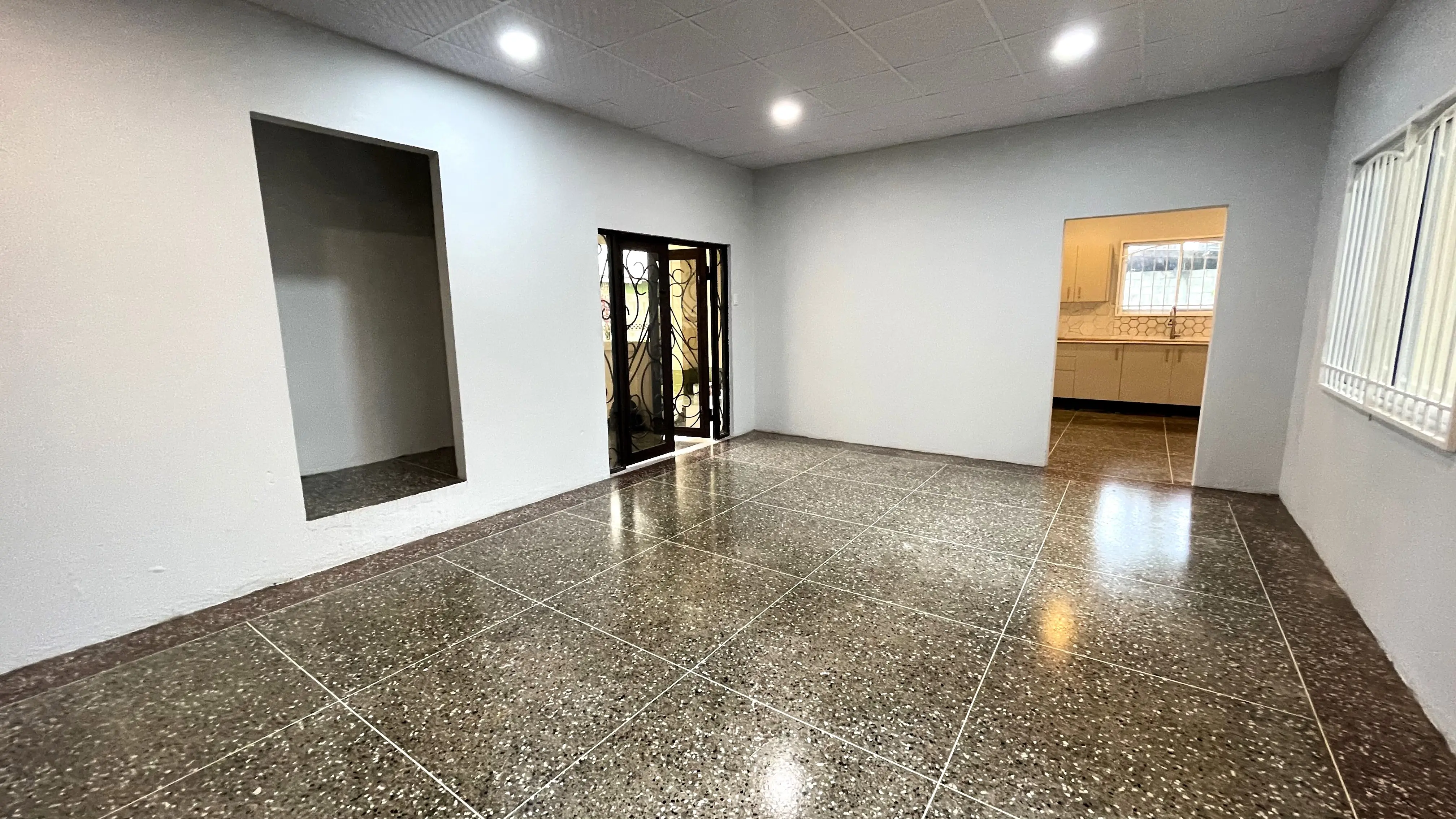 mausica-dabadie-3-bedroom-home-enterance