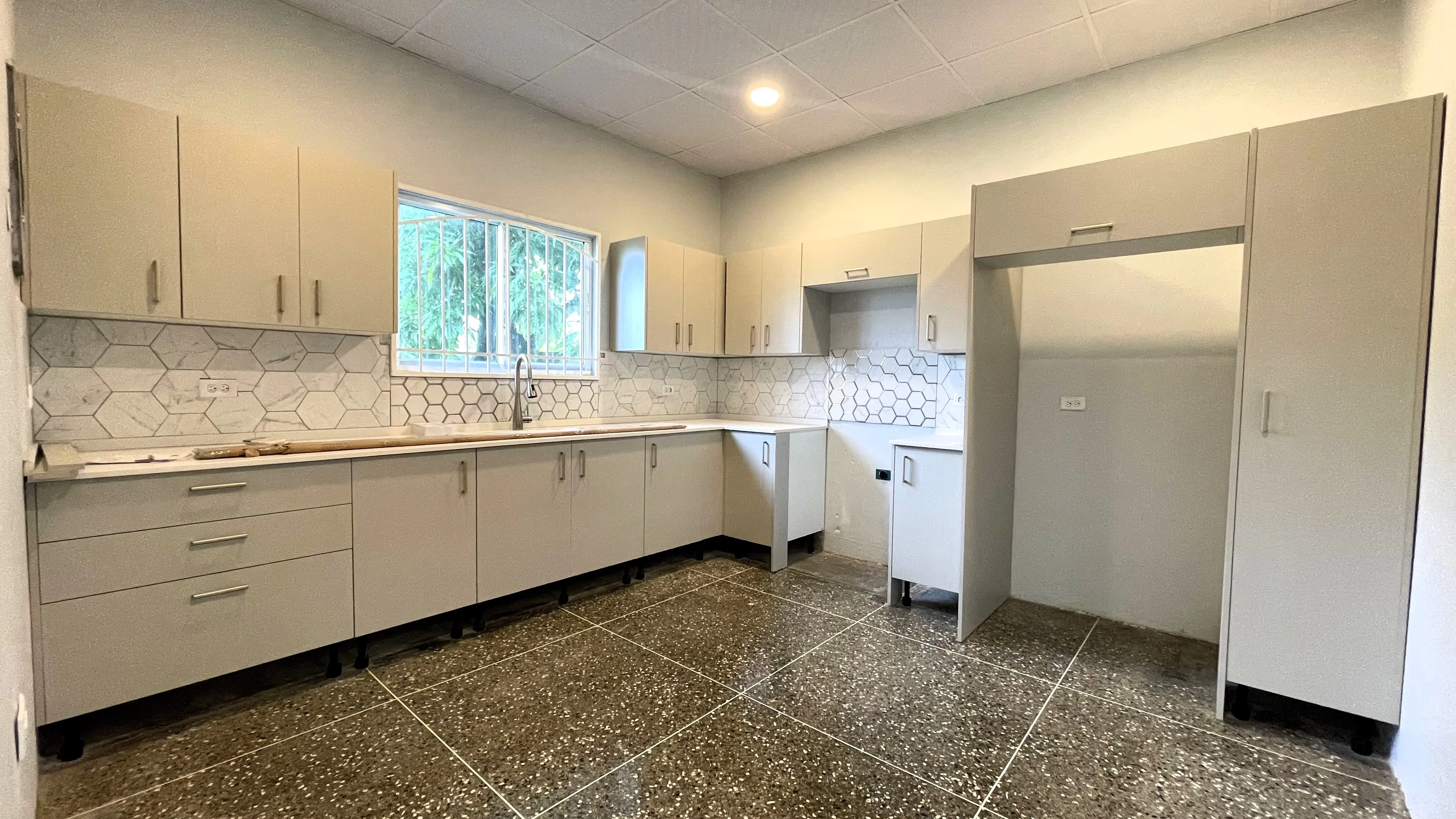 mausica-dabadie-kitchen-fridge-space