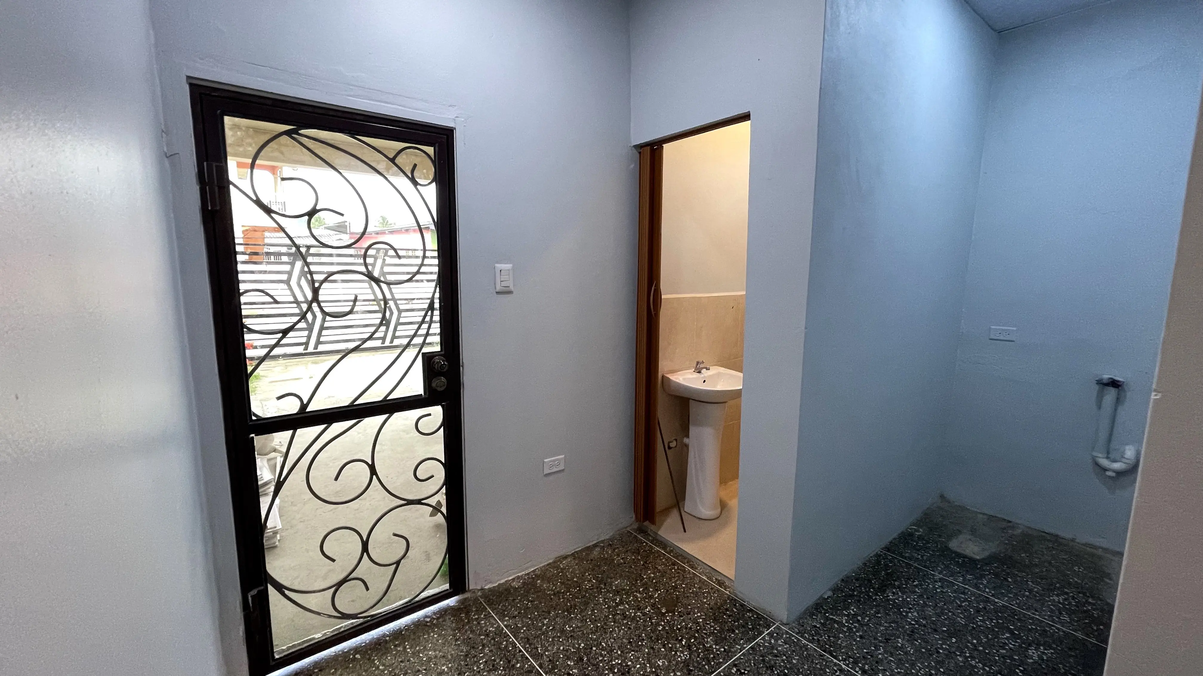 mausica-dabaide-3-bedroom-side-door-exit