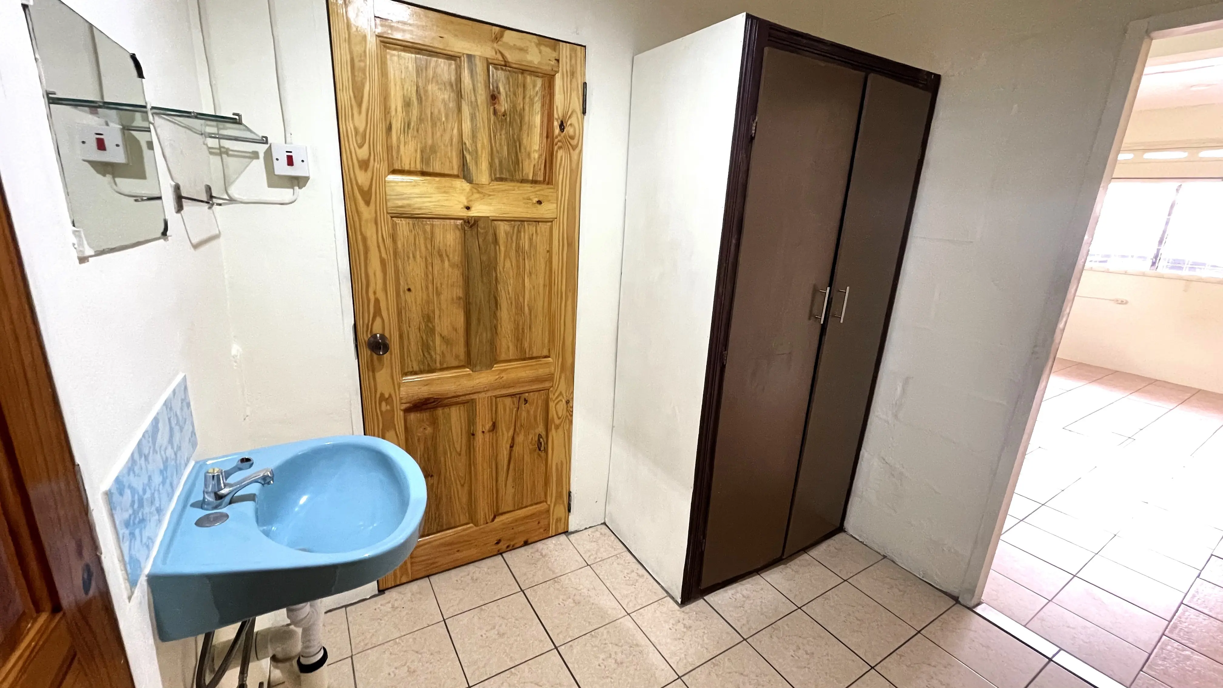 San Juan Studio Apartment for Rent shower area