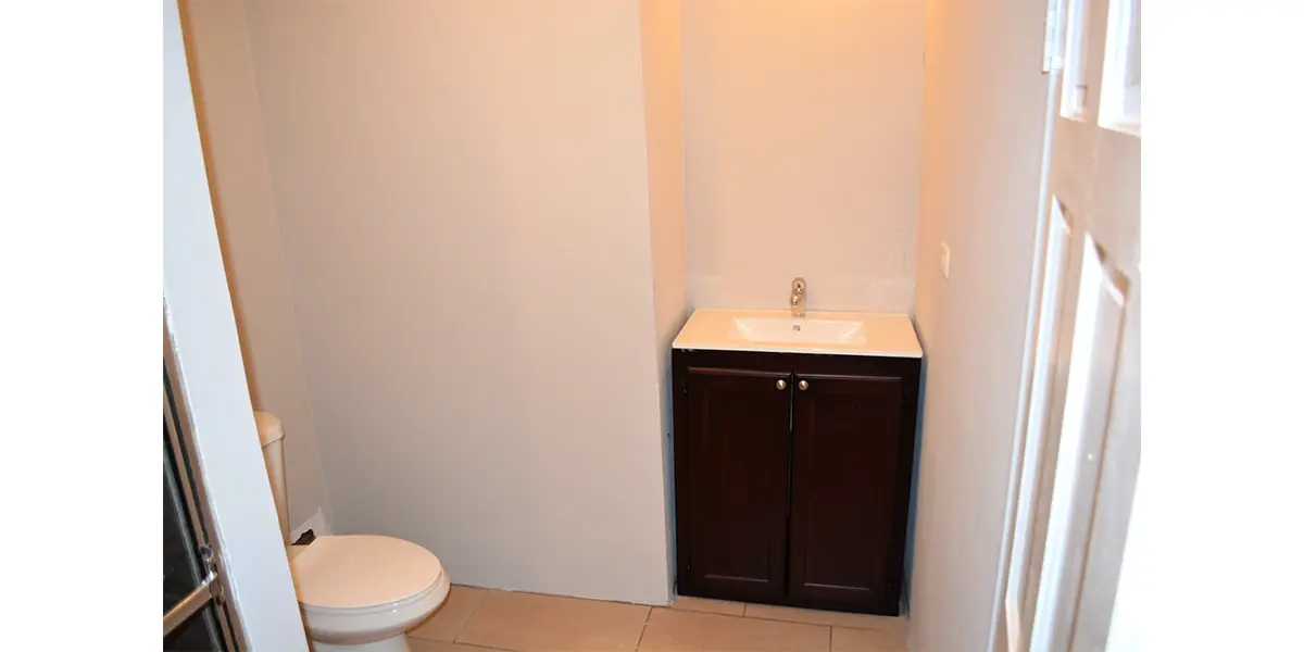 aranguez-2-bedroom-townhouse-upstairs-bathroom