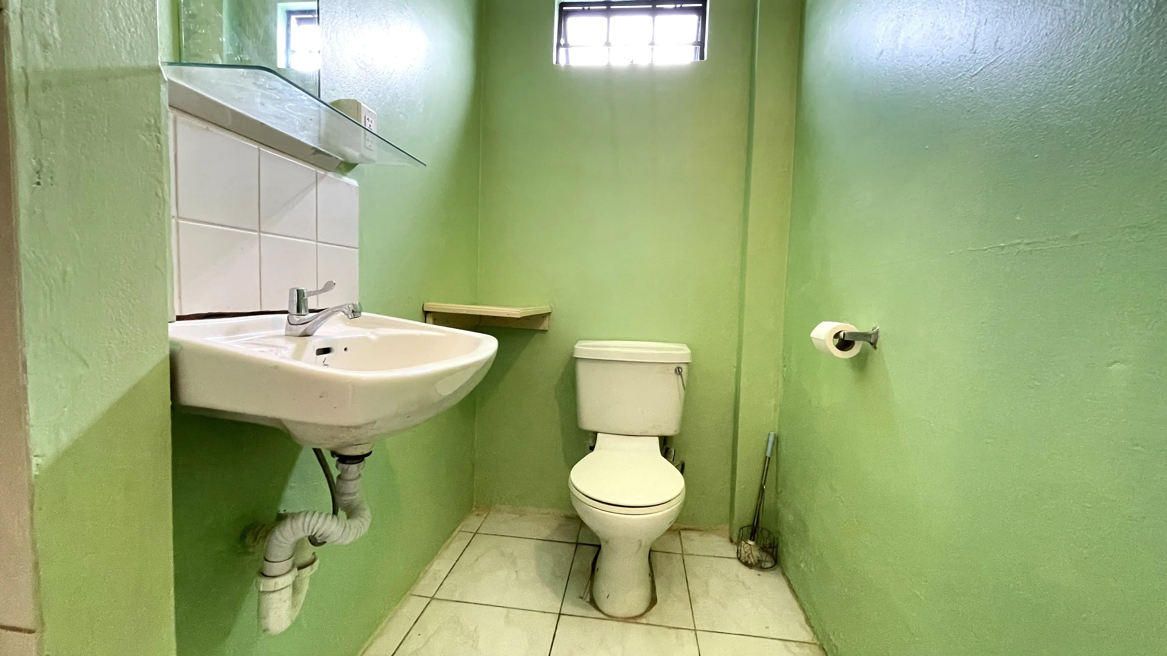 2-bedroom-apartment-for-rent-tacarigua-toilet