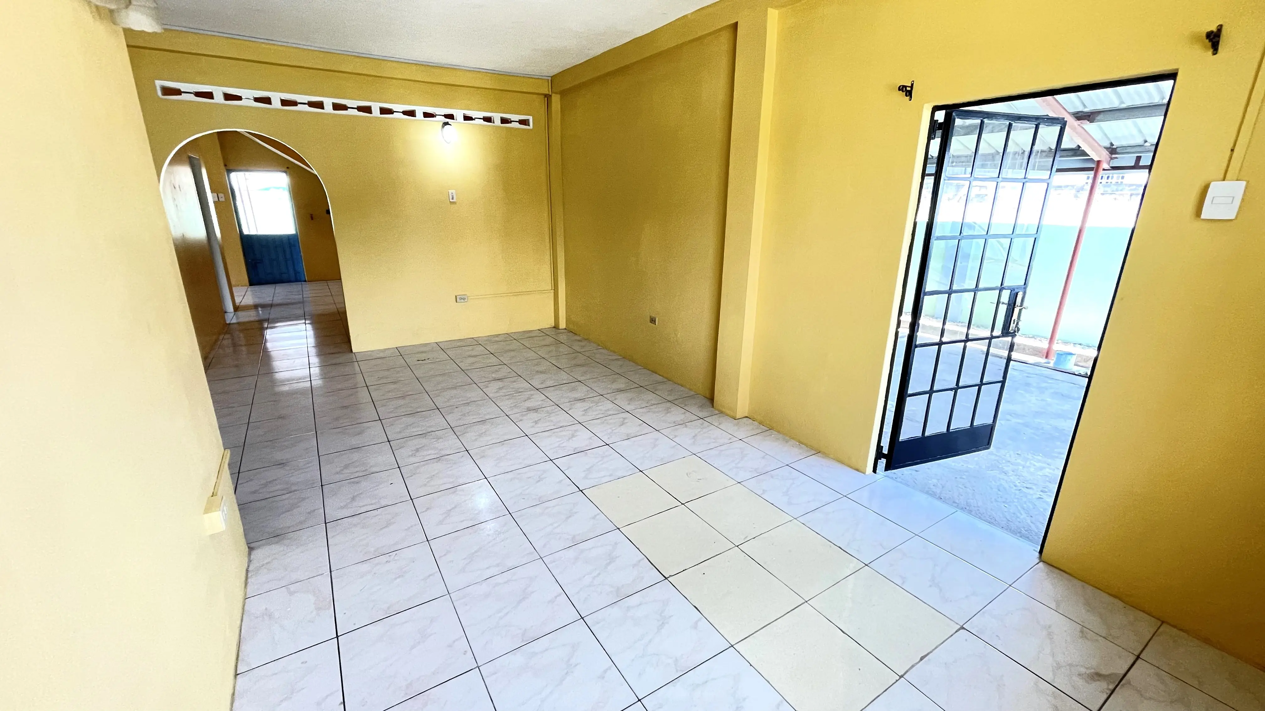 spacious-living-room-rental-tacarigua