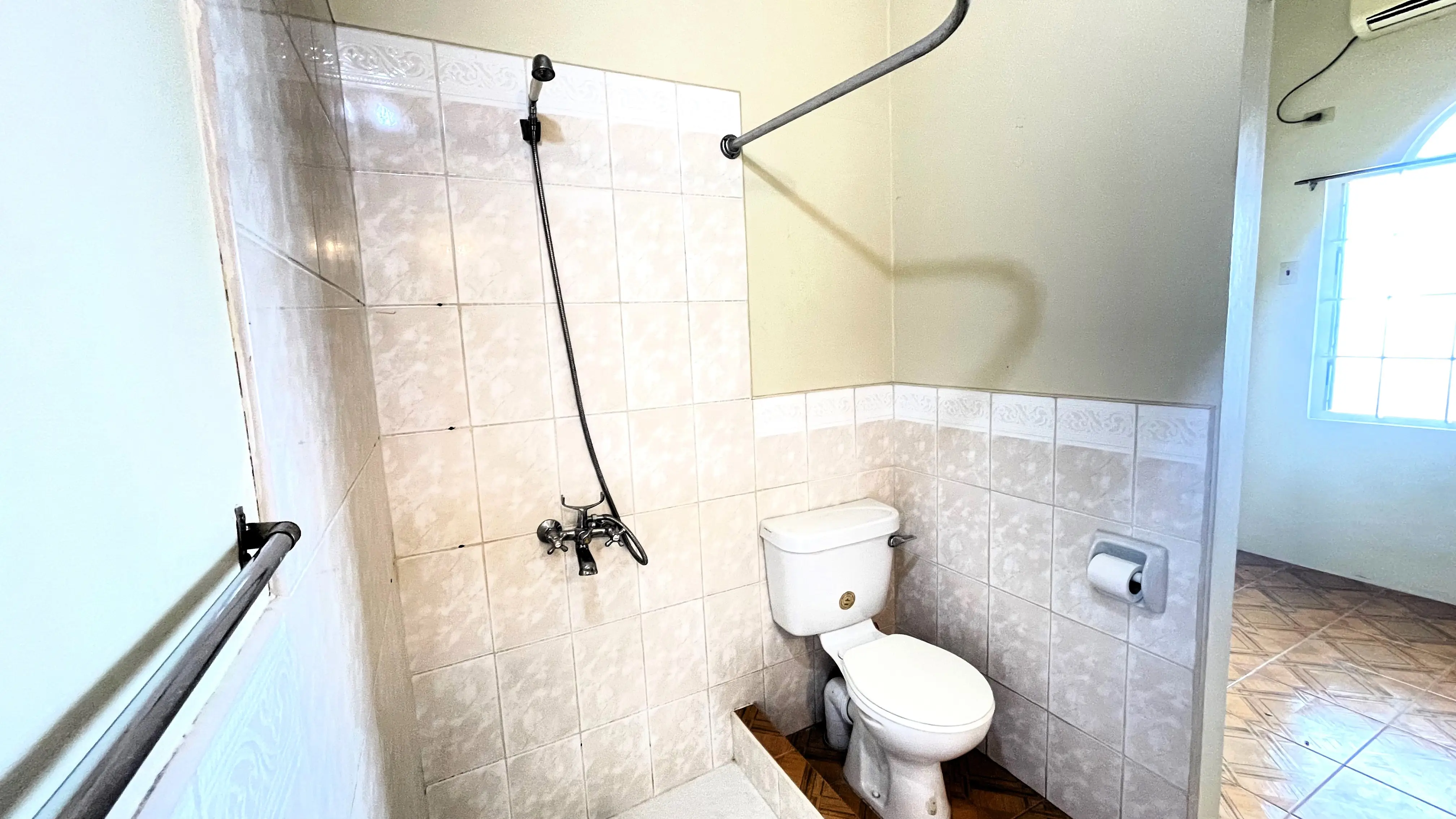 tunapuna-1-bedroom-apartment-toilet-and-bathroom