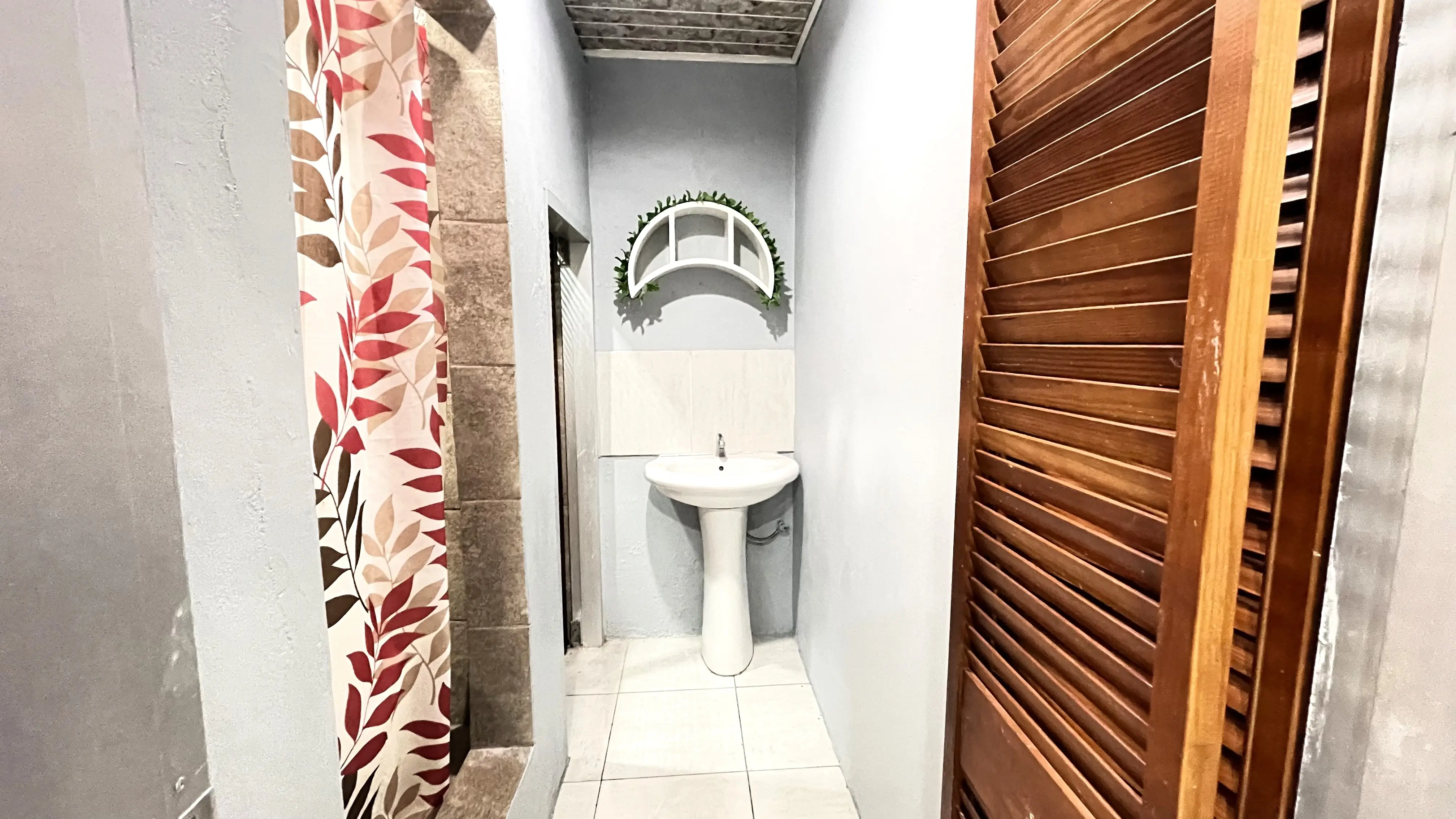 toilet-bathroom-tunapuna-apartment-for-rent